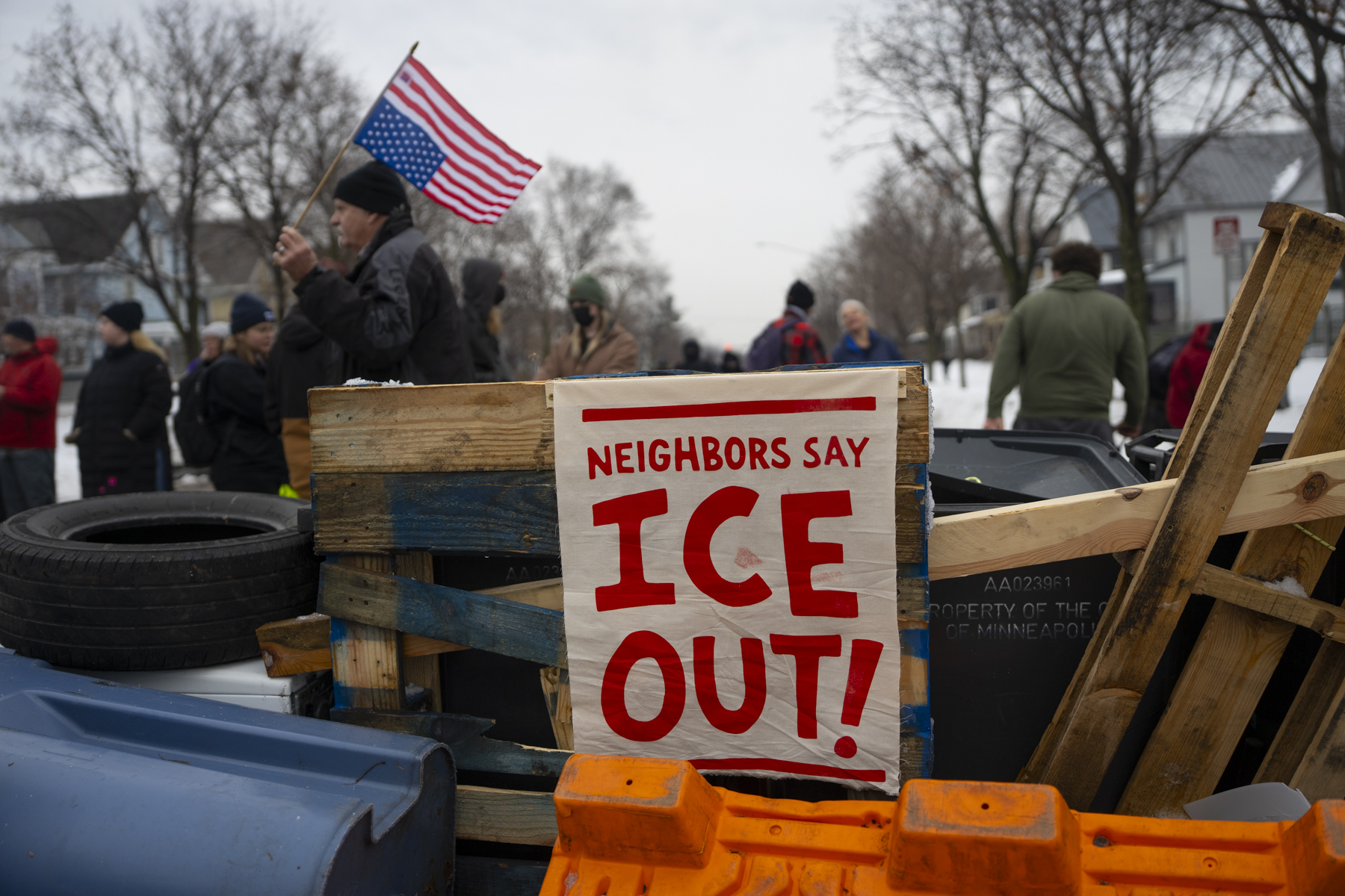 In early morning sweep, Minneapolis police remove barricades near Renee Good’s memorial
